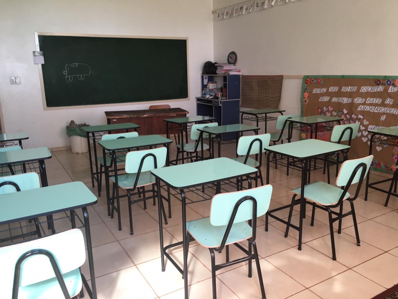 Prefeitura de Novo Machado entrega novas mesas e cadeiras para escola