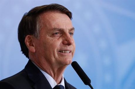 Presidente Jair Bolsonaro assina desfiliação do PSL