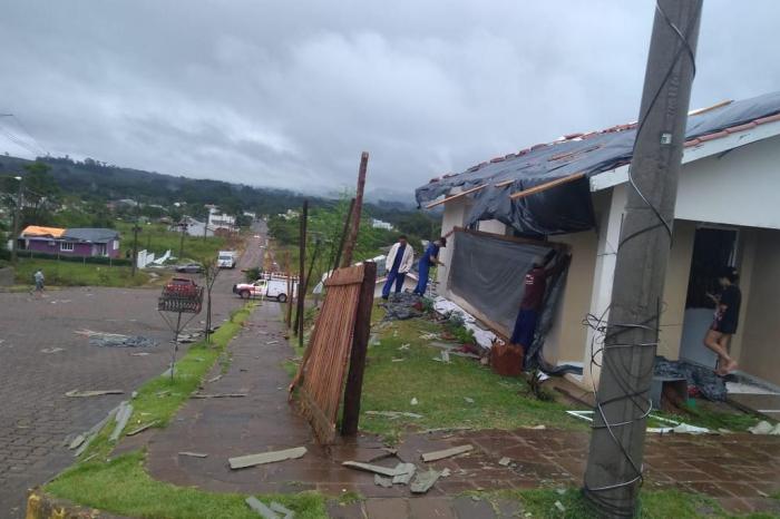 Temporal destelha cerca de 70 casas em Camargo, no norte do RS