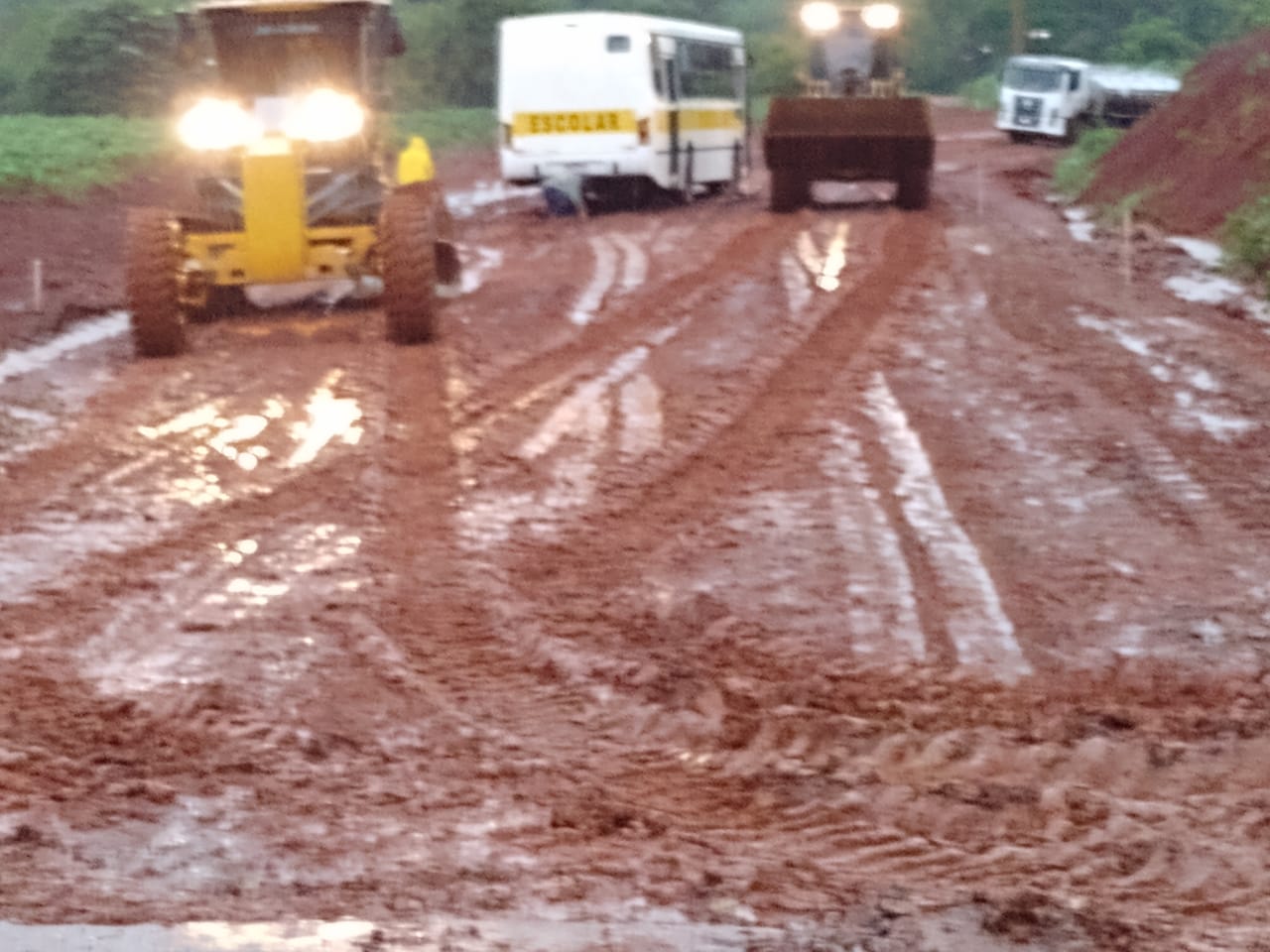 CAMINHÃO DE LEITE E ÔNIBUS ATOLAM NO TRECHO EM OBRAS DA RS 305 EM HORIZONTINA