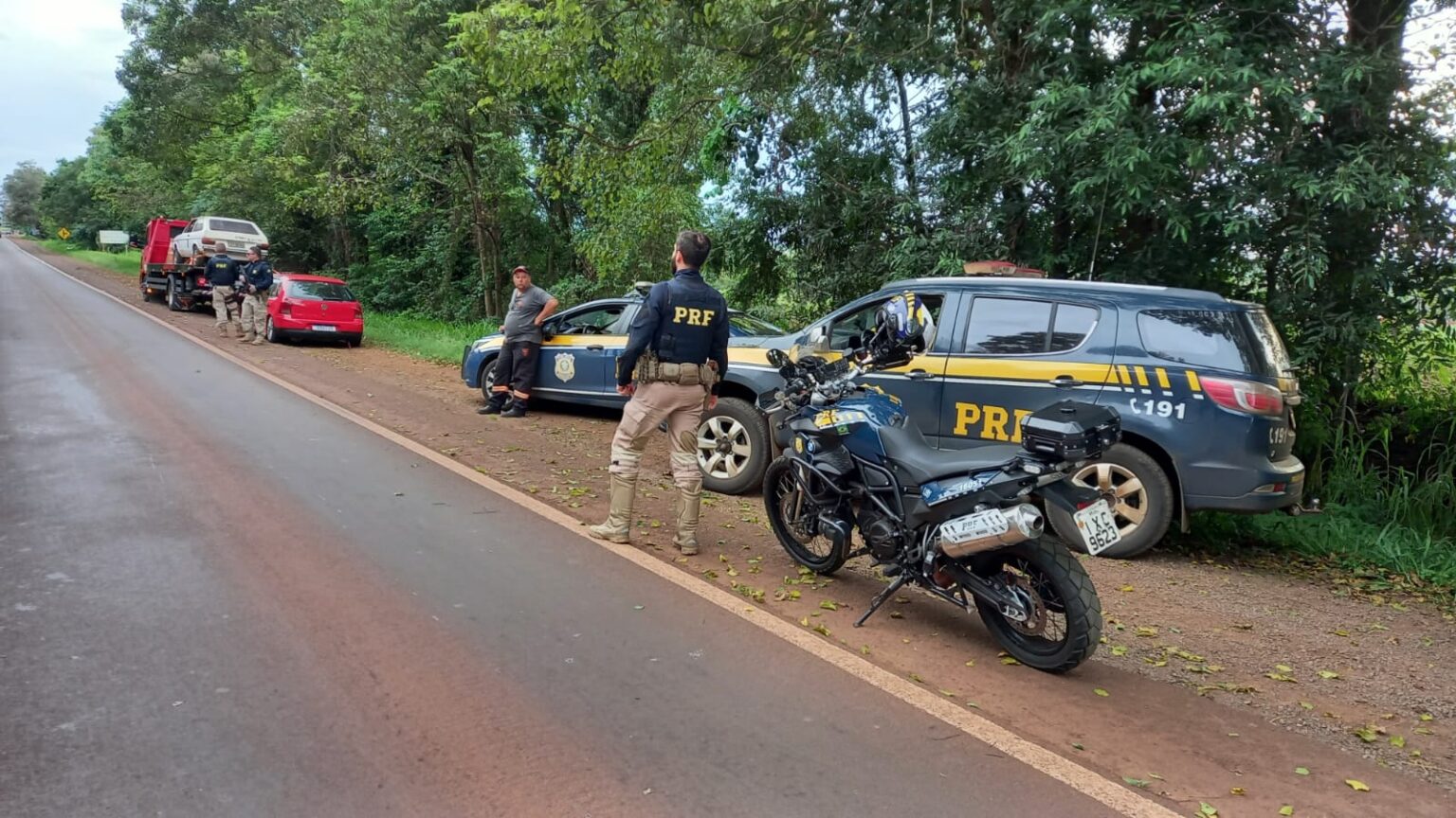 PRF prende dois foragidos da justiça durante operação em Santa Rosa