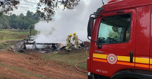 CASA É CONSUMIDA PELO FOGO NO INTERIOR DE TRÊS DE MAIO E MORADOR TEM 45% DO CORPO QUEIMADO.