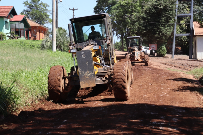 OBRAS REALIZOU PATROLAMENTO E COMPACTAÇÃO EM TRÊS PEDRAS