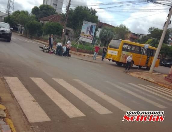 CASAL FICA FERIDO EM ACIDENTE ENVOLVENDO MOTOCICLETA E MICRO ÔNIBUS, NO CENTRO DE TRÊS DE MAIO