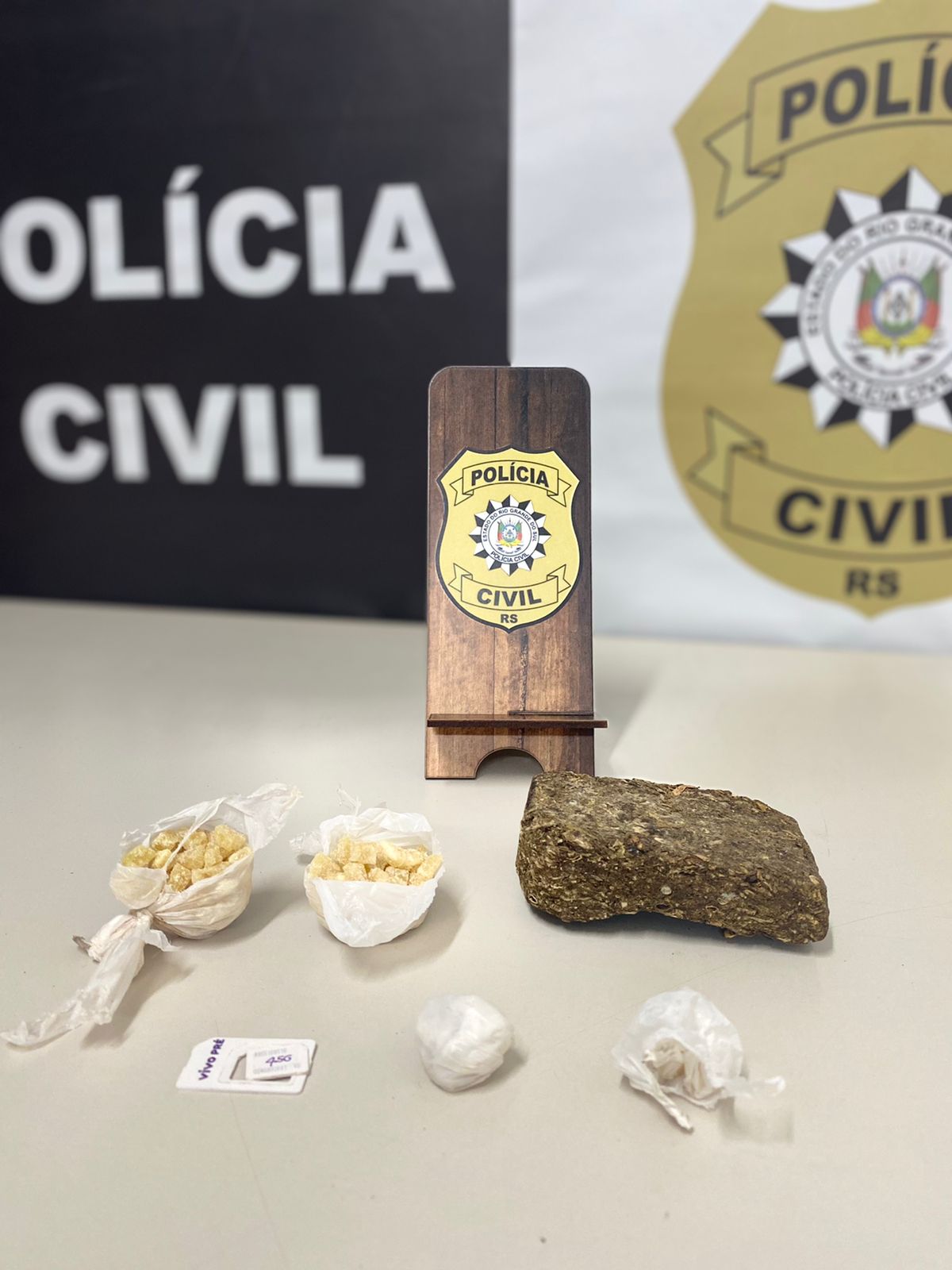 ​ A Polícia Civil, através da equipe da Delegacia de Polícia de Santo Augusto, na data de ontem 28/02/2023, efetuou a prisão duas pessoas em flagrante pelo delito de tráfico de entorpecentes, no bairro Leonízio Gonzatto, Santo Augusto.