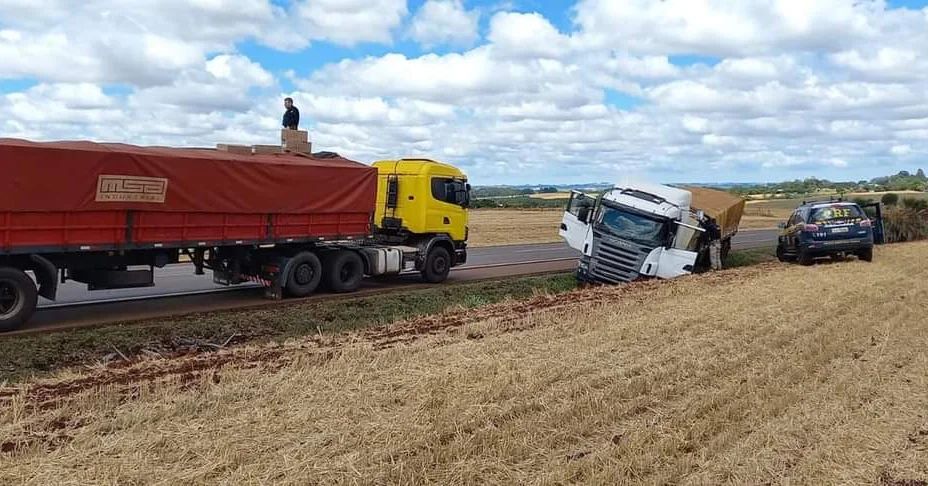 PRF apreende duas carretas carregadas com cigarros e prende dois paraguaios após tentativa de fuga