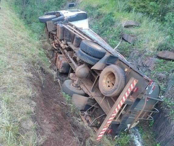 Caminhão tomba na BR-472 em Três de Maio