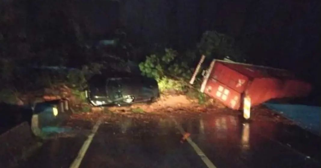 Deslizamento arrasta 10 carros e 5 caminhões no PR