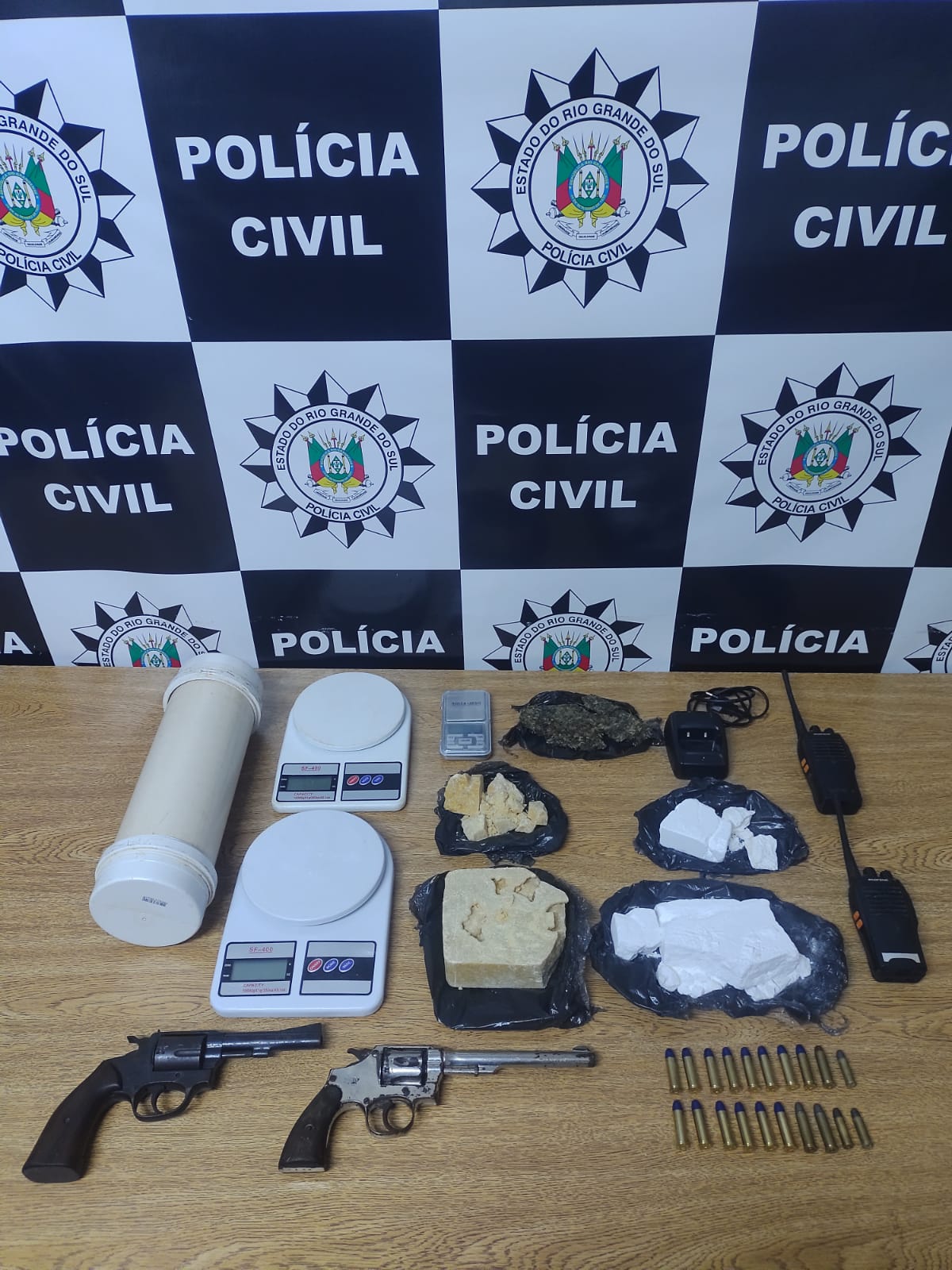 a equipe da Polícia Civil repassou informações para a Equipe do 6º BpChoque de Uruguaiana de que um indivíduo  realizaria uma entrega de drogas para facção "OS MANOS", na cidade de Campo Novo