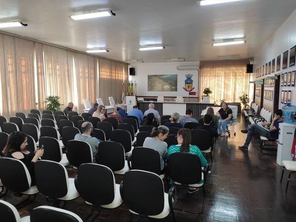 COMISSÃO RESPONSÁVEL POR ORGANIZAR LEILÃO MUNICIPAL DE BENS INSERVIVEIS ESTEVE REUNIDA