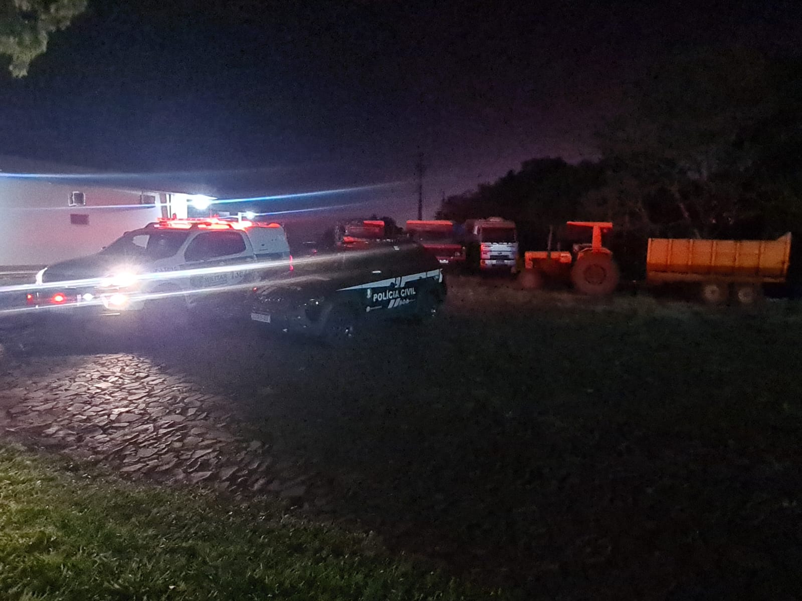 Tiradentes do Sul. - A Polícia Civil, na data de ontem, 11/04/2023, por volta de 14h, durante a Operação HÓRUS, em ação conjunta com a equipe da Força Tática e com a equipe de inteligência do 7°BPM, efetuou a apreensão de material de origem estrangeira e veículos.