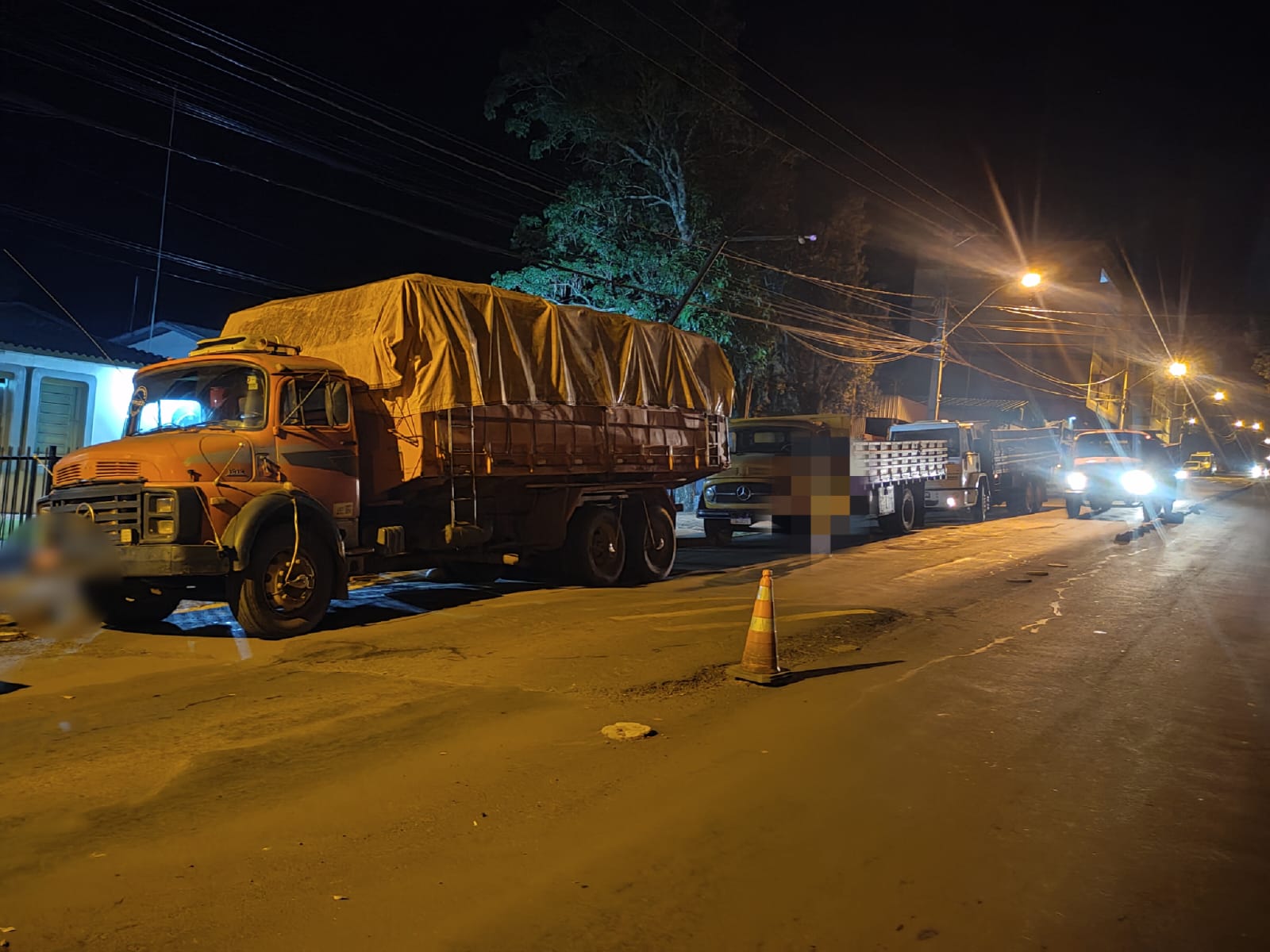 BRIGADA MILITAR APREENDE CONTRABANDO DE SOJA E VEÍCULOS DE TRANSPORTE AVALIADOS EM R$ 500 MIL EM DR. MAURICIO CARDOSO