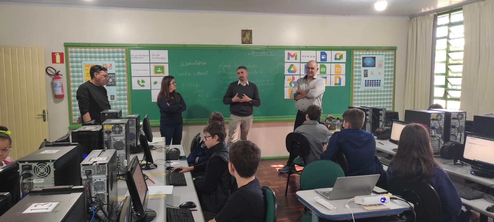 PREFEITO VISITA OFICINA DE TECNOLOGIA E INOVAÇÃO NA ESCOLA FARROUPILHA