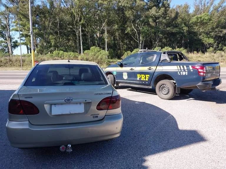 PRF recupera carro furtado em Bagé e prende dois Uruguaianenses