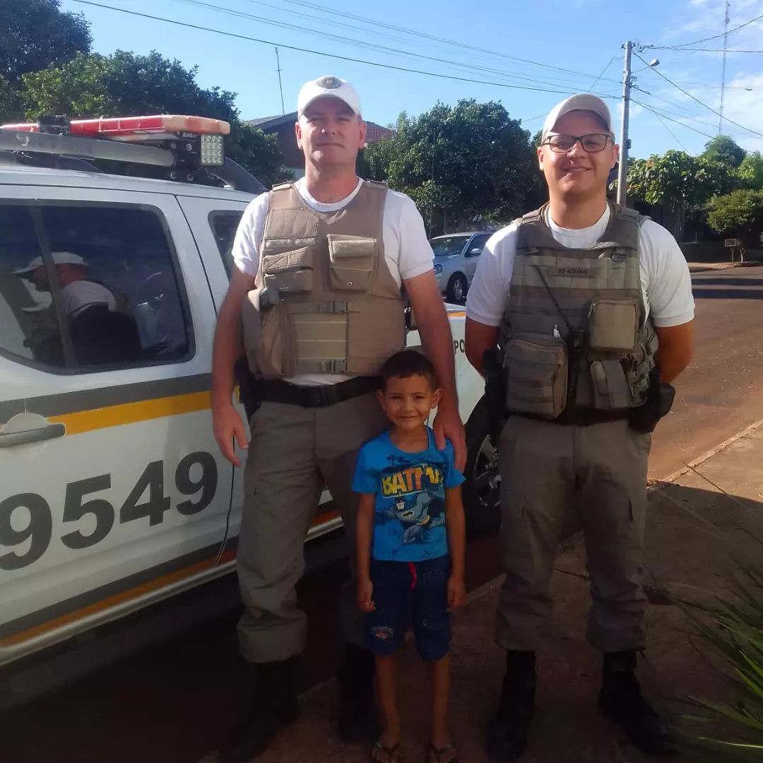 Policiais Militares de Tuparendi fazem uma surpresa para Venicius.