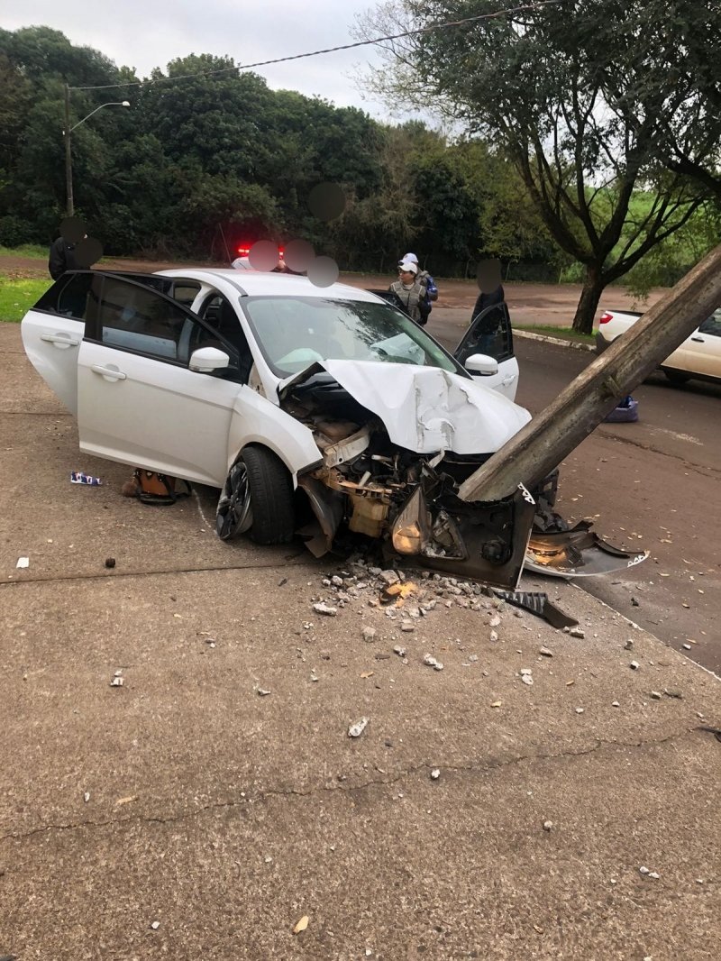 Carro colide em poste e jovens ficam feridos em Santo Ângelo