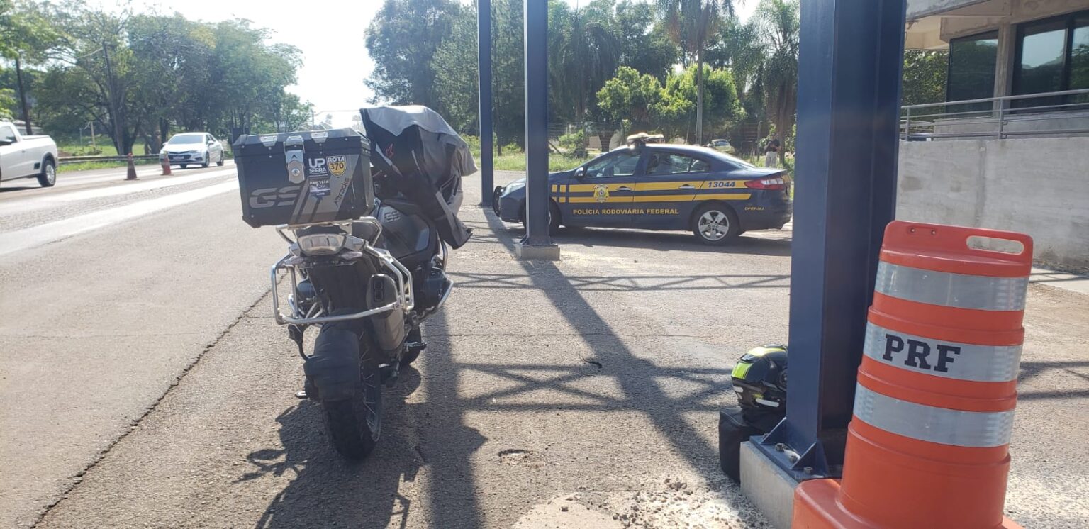 PRF apreende motocicleta com dispositivo para esconder a placa em Cruz Alta