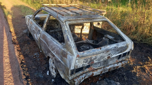 Carro foi consumido pelo fogo em El Soberbio