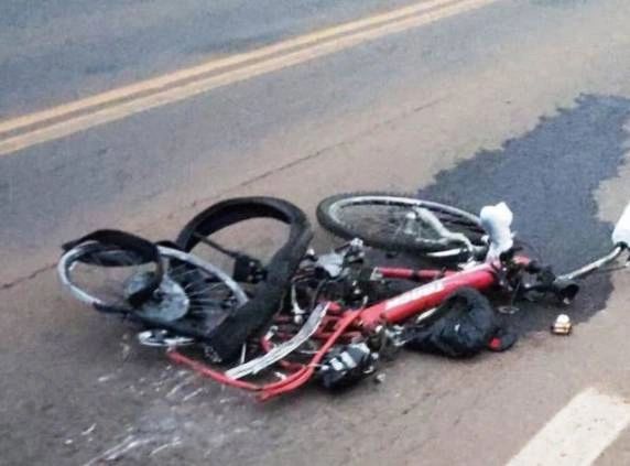 Ciclista morre atropelado por caminhão e tem corpo arremessado para fora da pista na BR-287, em Santiago