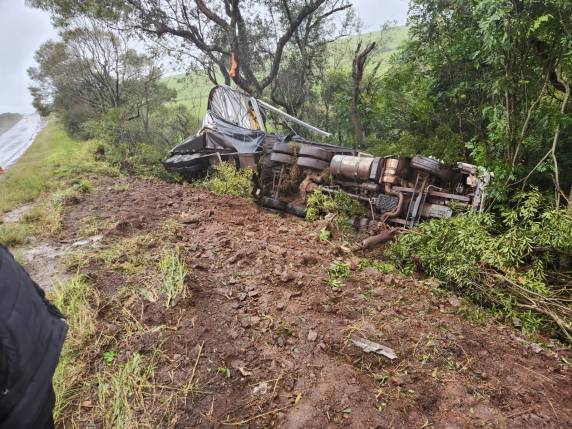 ACIDENTE -  Carreta sai da pista e tomba na RS-342 em Cruz Alta 🚨🚨