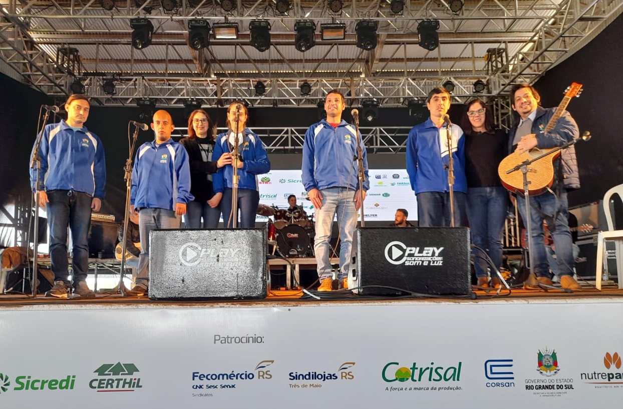 Alunos da Apae de Três de Maio participam do Festival da Música Estudantil na Expo Terneira