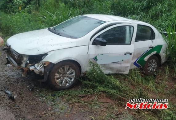 Uma mulher ficou ferida depois de se envolver em acidente de trânsito