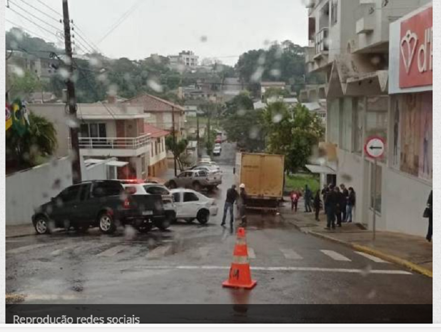 Caminhão desgoverna e atinge carros estacionados em Boa Vista do Buricá