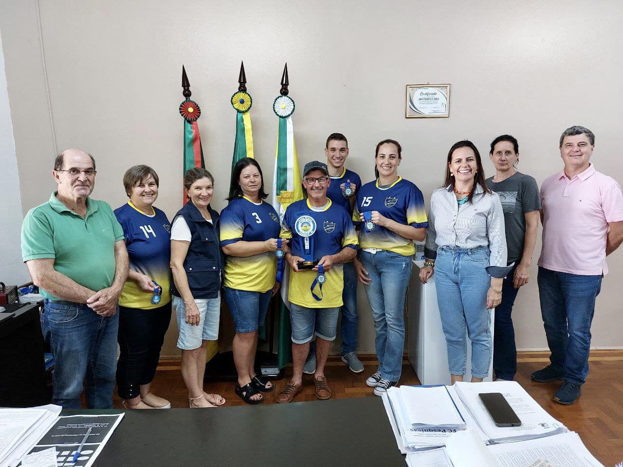 COMUNIDADE DE BELA HARMONIA RECEBE PREMIAÇÃO PELA CONQUISTA DOS JOGOS RURAIS SOL A SOL