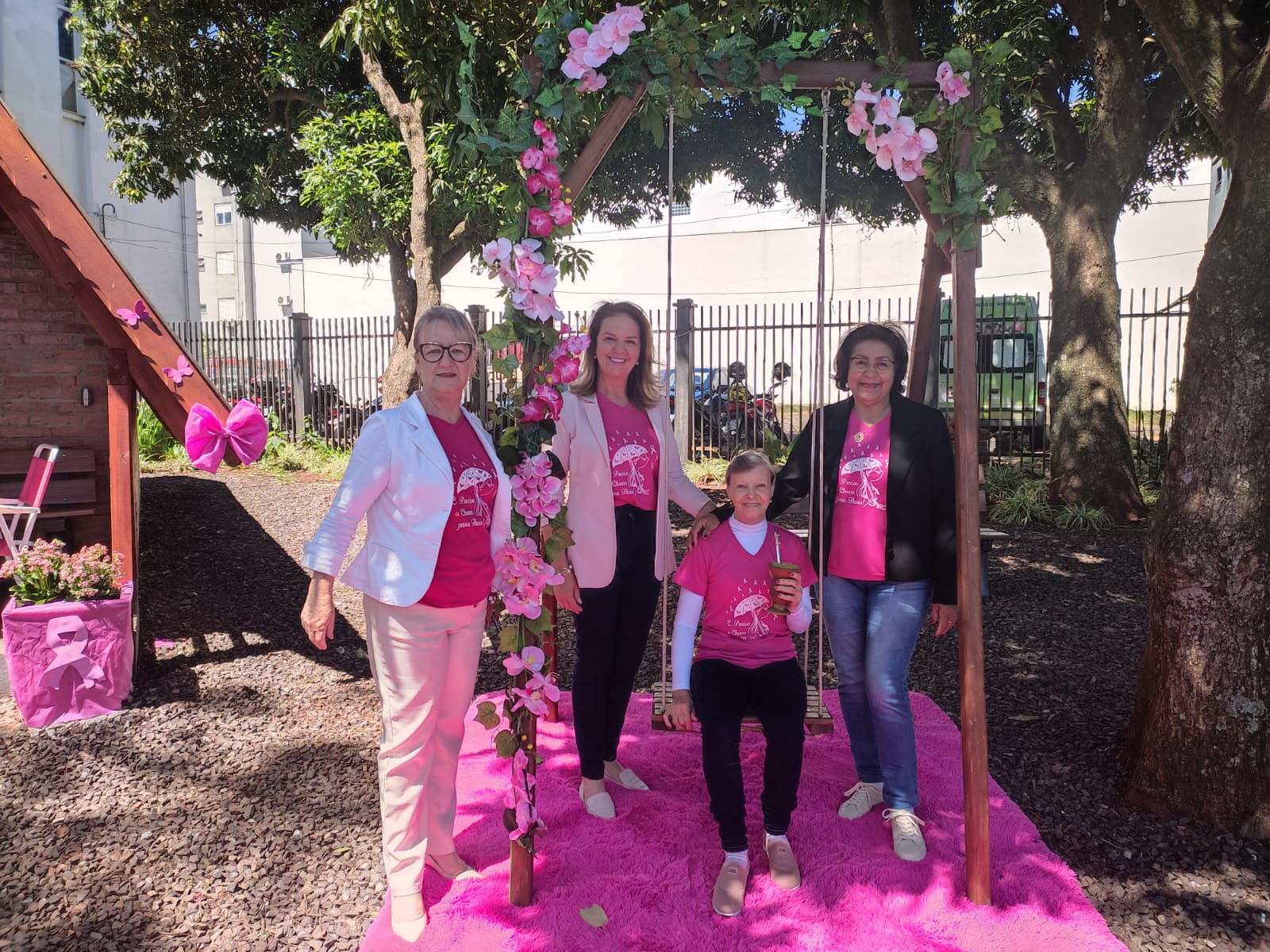 VICE-PREFEITA E DIRETORA DE POLÍTICAS DA MULHER APOÍAM AÇÕES DO OUTUBRO ROSA NA PRAÇA