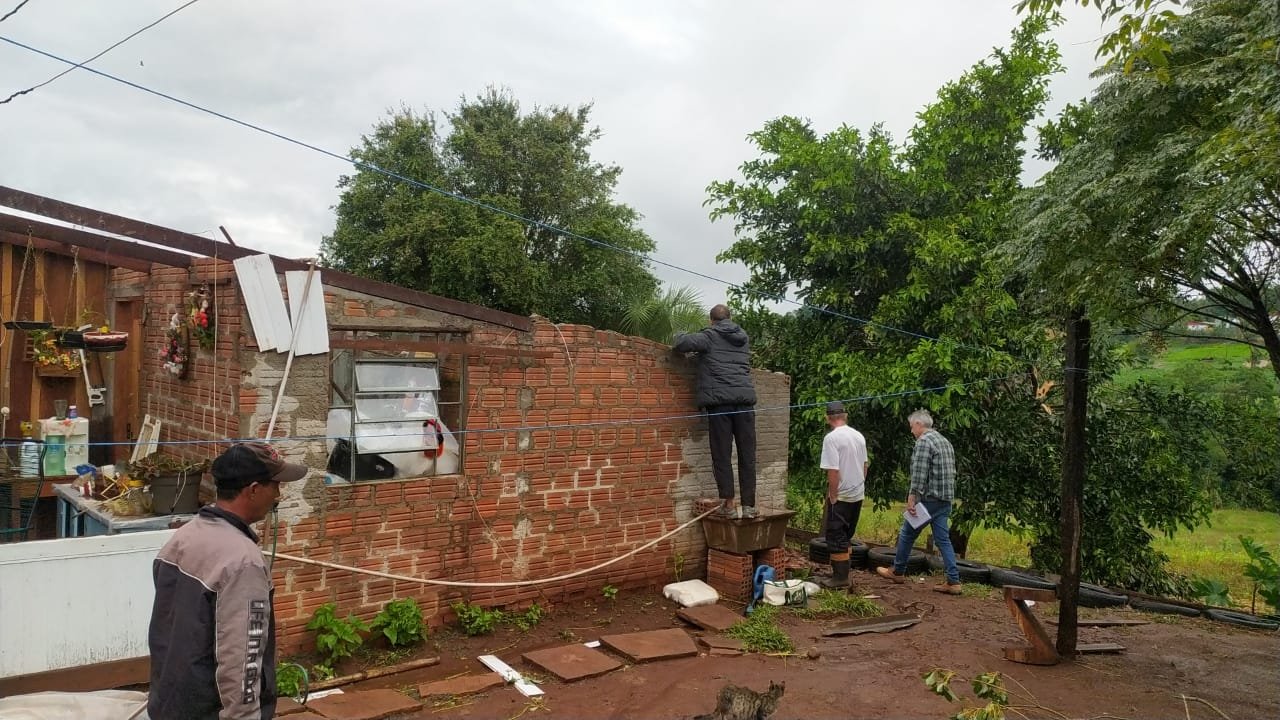 DEFESA CIVIL DE HORIZONTINA CONTABILIZA 50 CASAS DANIFICADAS PELO VENDAVAL