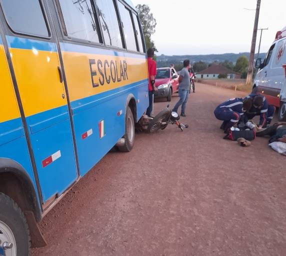 VEJA - Motociclista fica ferido após colidir moto contra um ônibus em São José do Inhacorá 🚨🚨