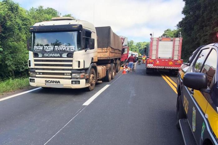 Homem morre em colisão entre dois caminhões na BR-386, em Pouso Novo