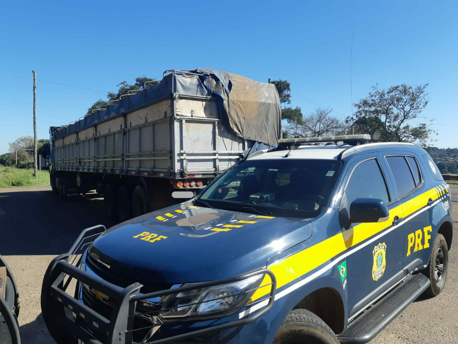 PRF prende contrabandista com uma tonelada de agrotóxicos e carga milionária de produtos de beleza