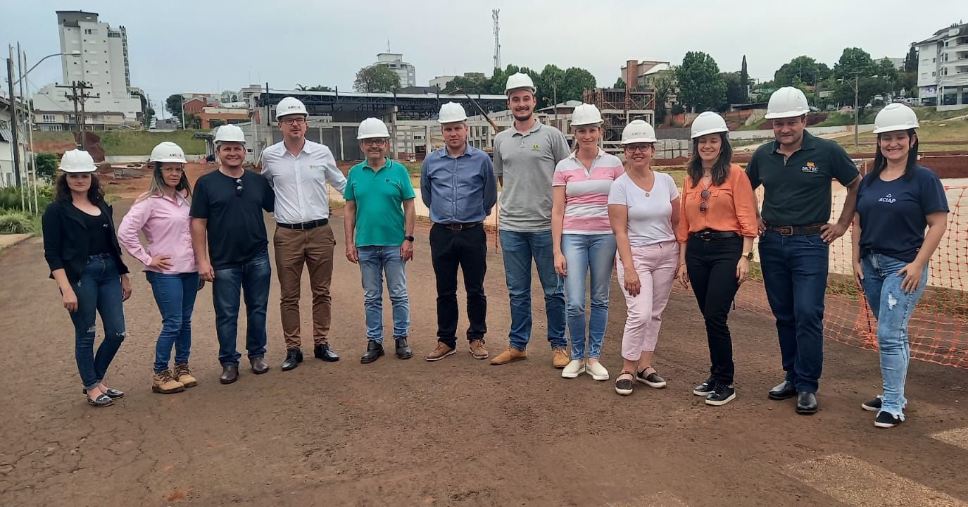 INTEGRANTES DA DIRETORIA DA ACIAP E EQUIPE VISITARAM O MEMORIAL DA EVOLUÇÃO AGRICOLA DE HORIZONTINA