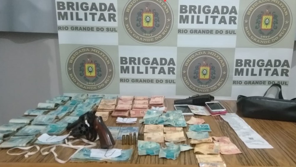 Após denúncia, polícia apreende dinheiro que seria de banco assaltado