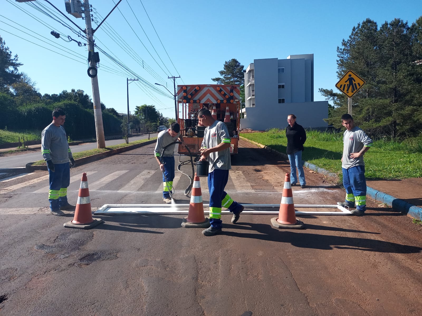 ​SMILT/DEPARTAMENTO DE TRÂNSITO DÁ ATENÇÃO AS PINTURAS DE FAIXAS E CORDÕES