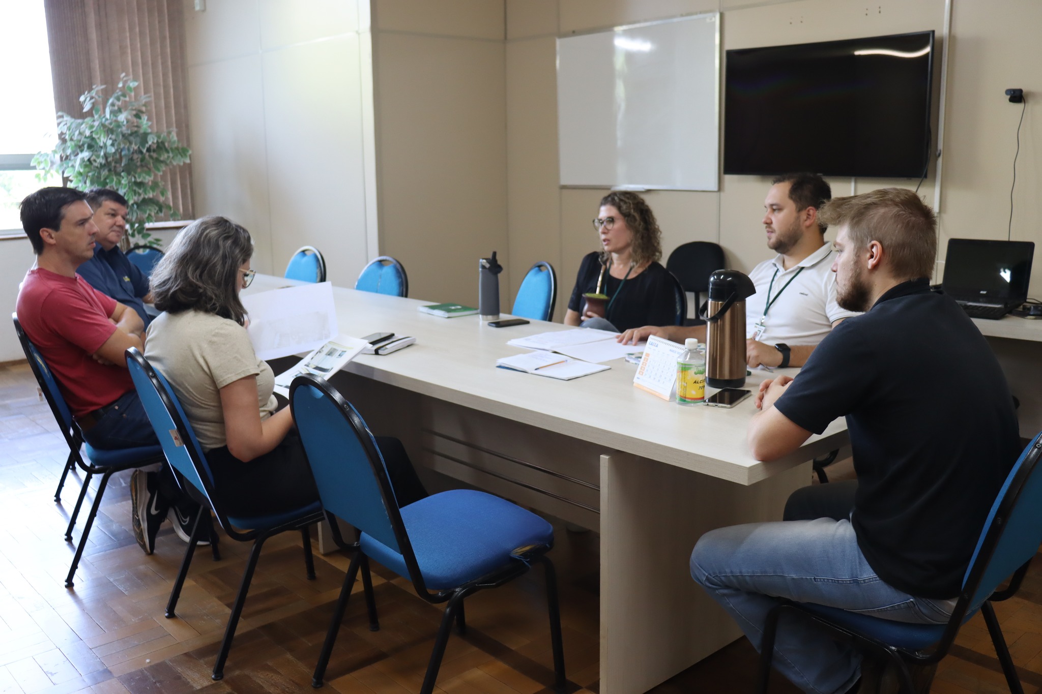 Na manhã de ontem, dia 29, ás 8h30min, estiveram reunidos os membros do Conselho Municipal de Habitação e Urbanismo (CMHU) no auditório do Palácio Walter Ullman.