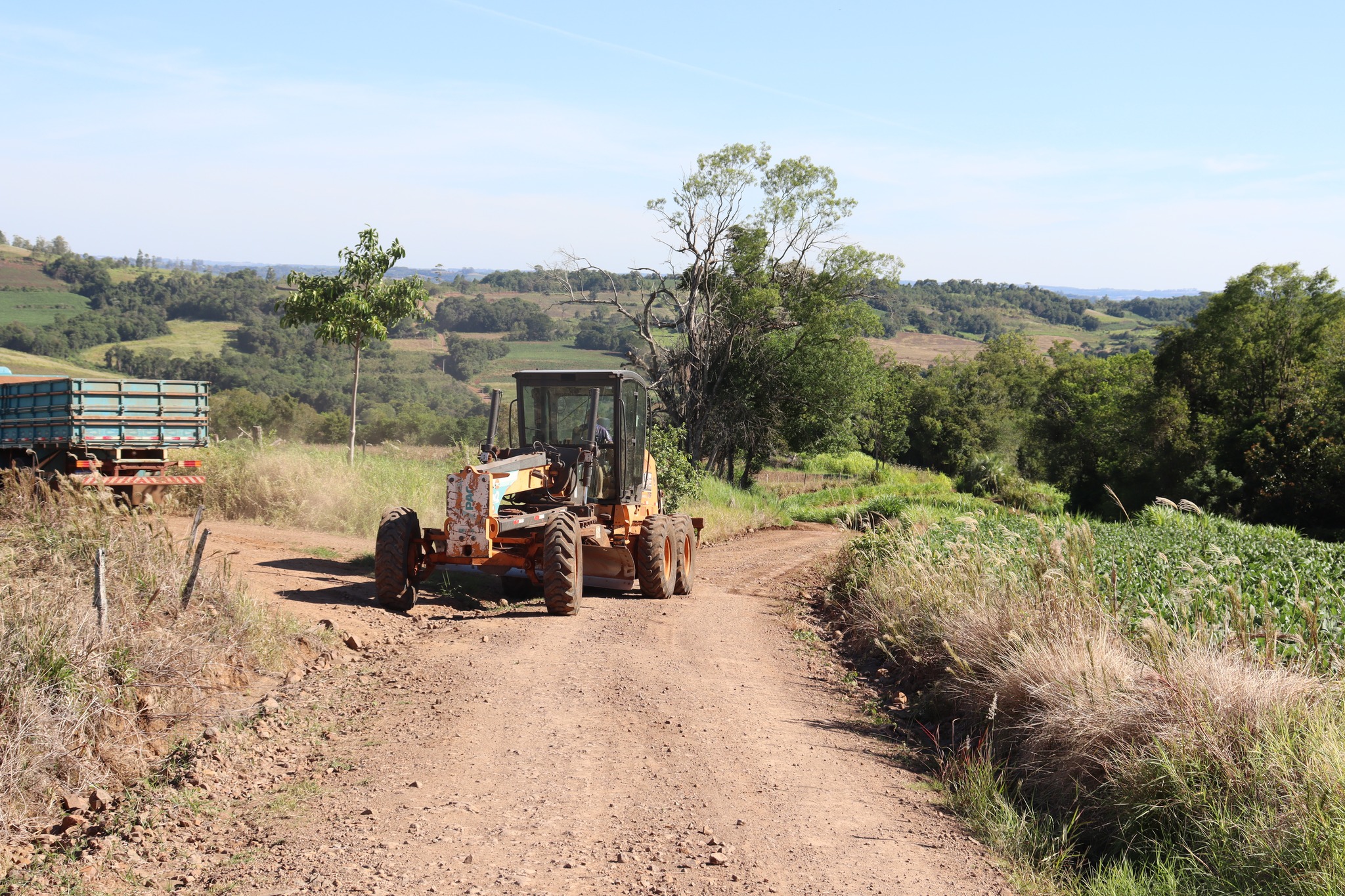 A Prefeitura de Novo Machado, através da Secretaria de Obras, realizou na tarde de ontem (03), reparos na estrada de Lajeado Comprido.