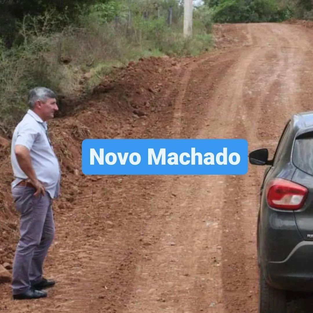 Zezinho acompanha melhorias em estradas em Três Pedras.