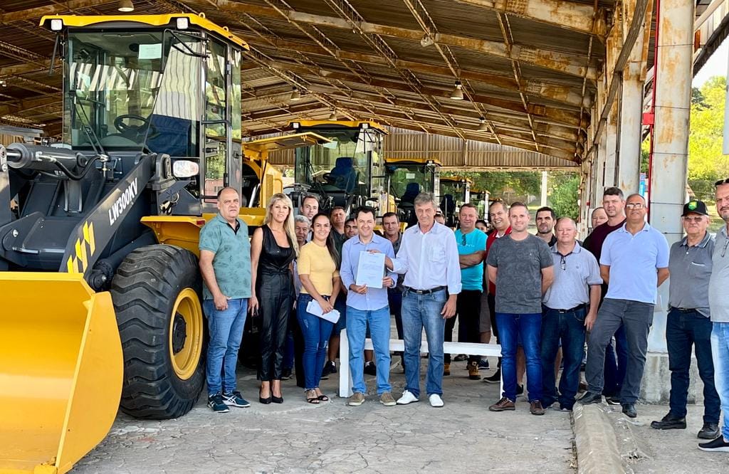 Doutor Maurício Cardoso recebe do Ministério da Agricultura, Pecuária e Abastecimento uma PÁ CARREGADEIRA