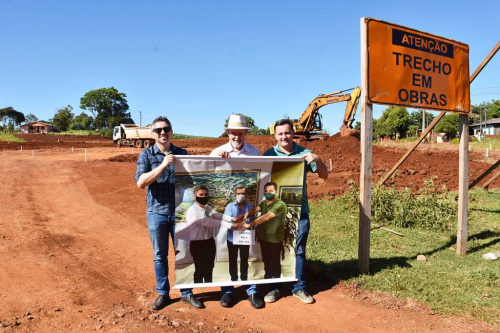 Geral - 30/11/2022 - Prefeitos dos municípios de Crissiumal, Três Passos e Horizontina acompanharam as obras da ERS-305