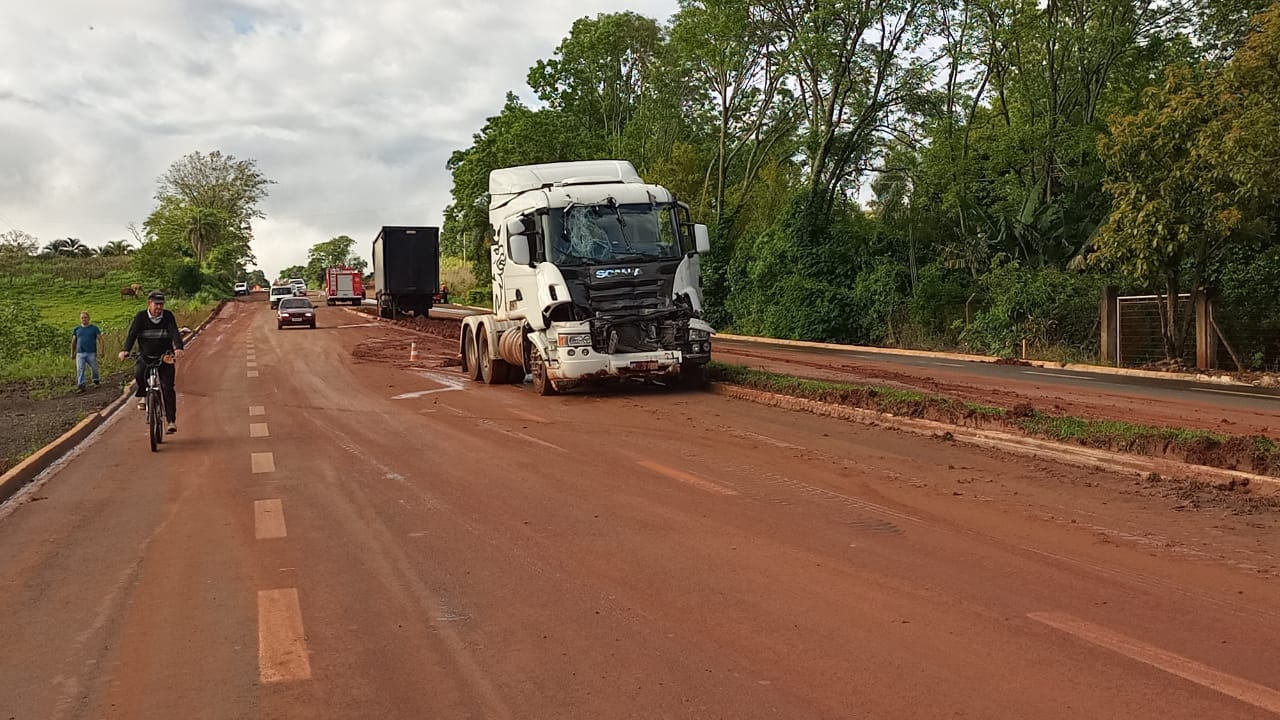 Acidente envolve três caminhões no acesso de Horizontina