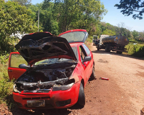 Um incêndio em um automóvel foi registrado na tarde dessa sexta-feira (04/11) no interior de Crissiumal.