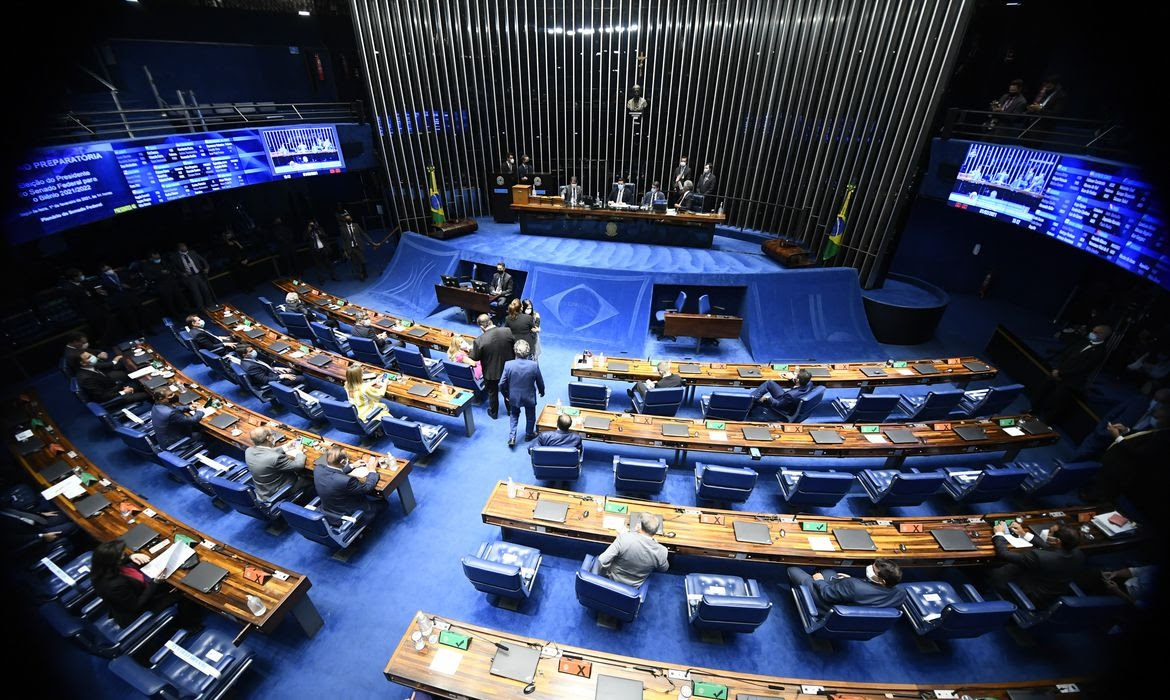 Senadores aprovam projeto que suspende a carga mínima obrigatória de aulas neste ano