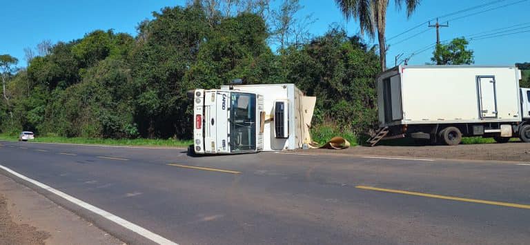 REGIÃO - Caminhão carregado com carnes tomba na ERS 342, entre Ijuí e Cruz Alta 🚨🚨