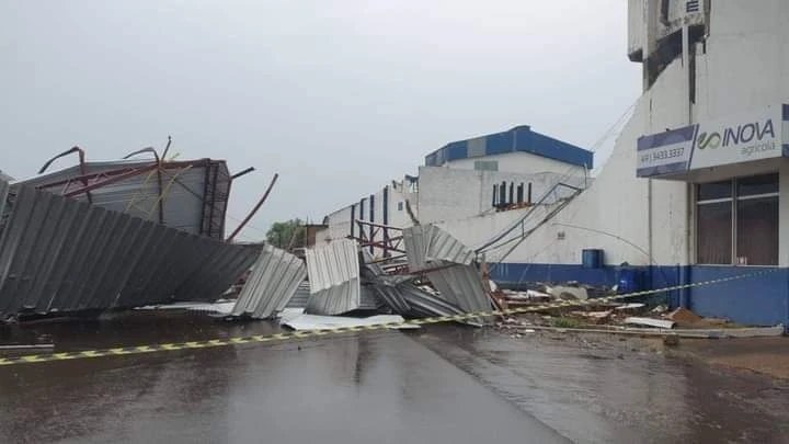 Temporal em Xanxerê Santa Catarina  arranca cobertura de empresa, mas causa apenas danos materiais, segundo a Defesa Civil