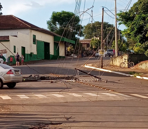 Carro desgovernado colide em poste e deixa Crissiumal sem energia elétrica