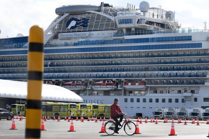 Morrem por coronavírus dois passageiros que estavam em navio ancorado no Japão