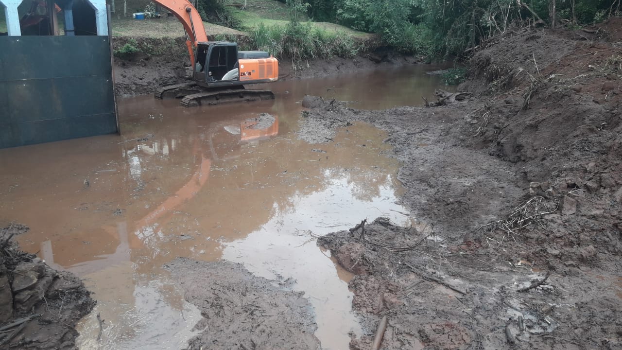 CORSAN Horizontina fez trabalho de dragagem em sua barragem para melhorar abastecimento