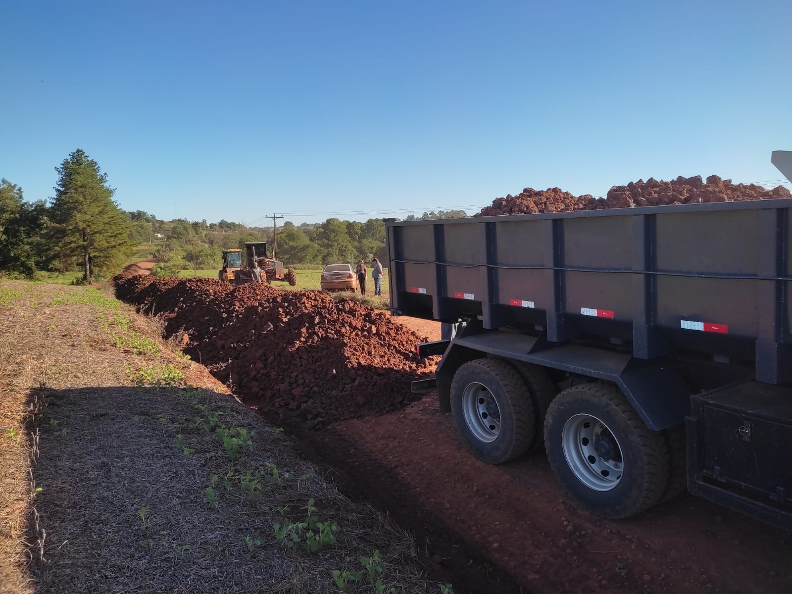 MUNICÍPIO TERCEIRIZA TRANSPORTE DE CASCALHO PARA ACELERAR RECUPERAÇÃO DE ESTRADAS